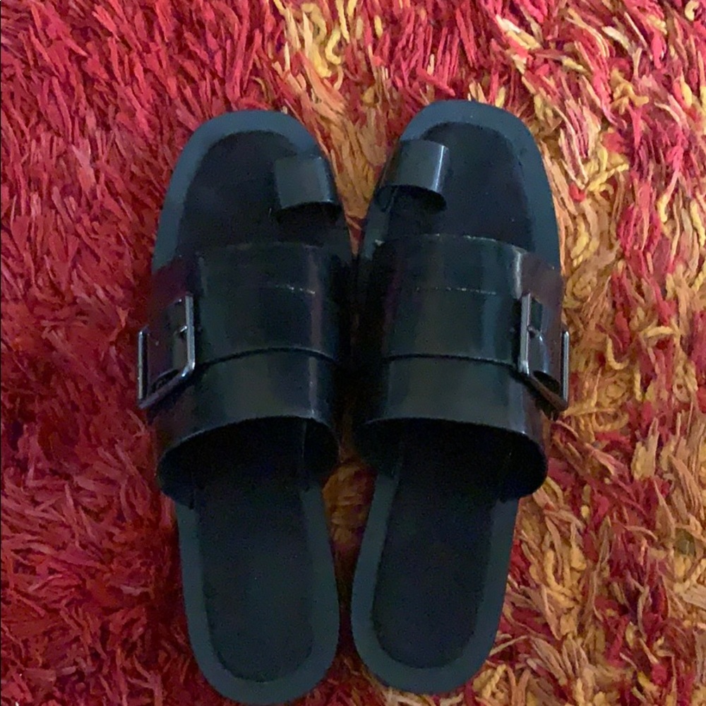 Zara black‎ leather toe sandals with buckle